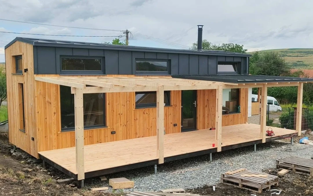 Casa de vacanta cu terasa - lambriu din pin si decking natur.