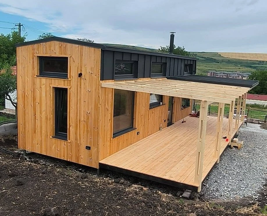 Casa de vacanta cu terasa - lambriu din pin si decking natur.
