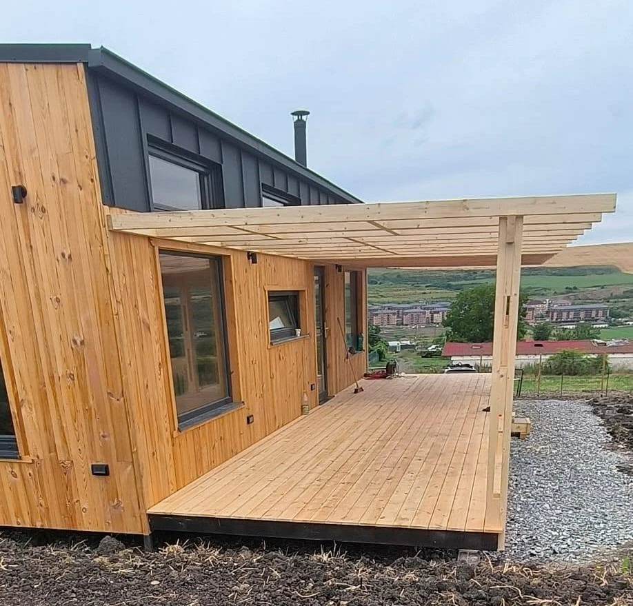 Casa de vacanta cu terasa - lambriu din pin si decking natur.