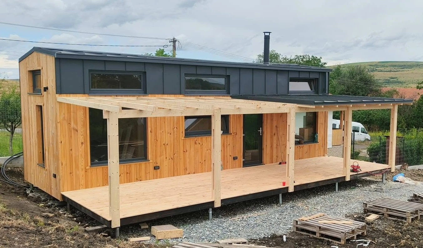 Casa de vacanta cu terasa - lambriu din pin si decking natur.