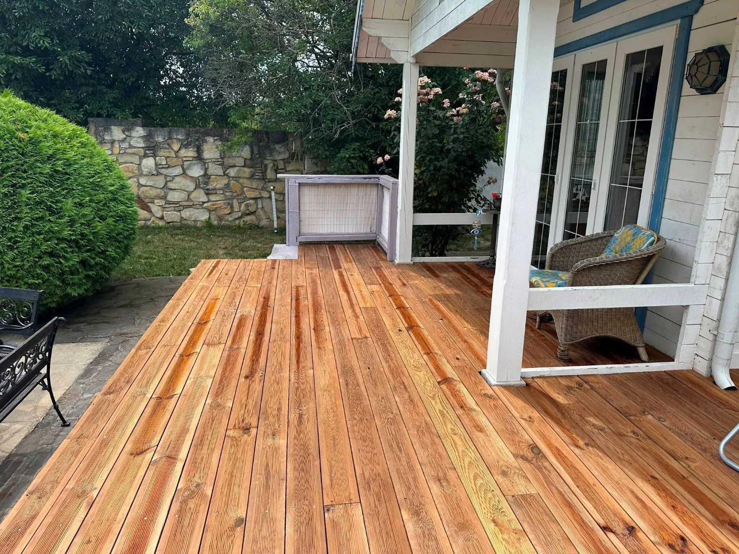 Transformarea unei terase cu decking din lemn masiv de rășinoase
