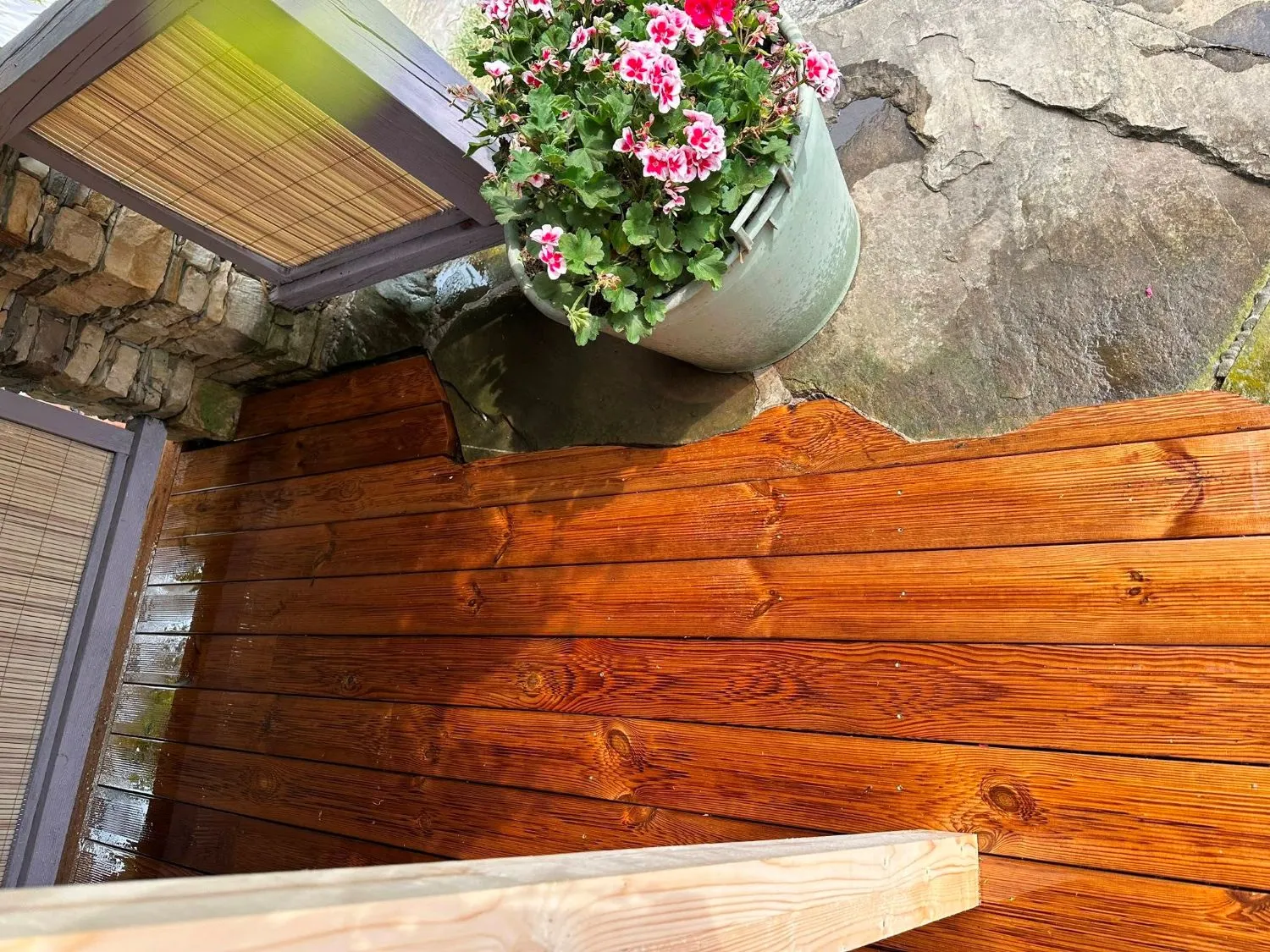 Transformarea unei terase cu decking din lemn masiv de rășinoase