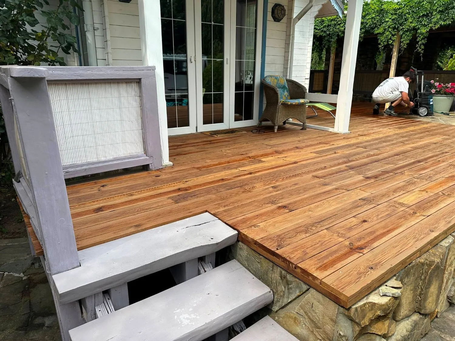 Transformarea unei terase cu decking din lemn masiv de rășinoase