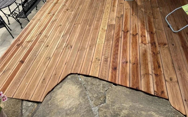 Amenajare terasă exterioară cu decking din lemn tratat