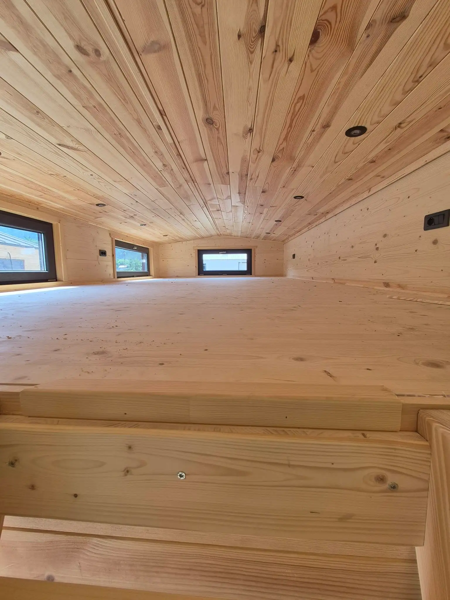 Loft lambrisat cu lambriu de pin